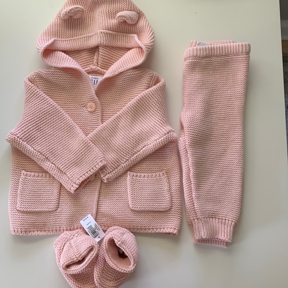EUC • Gap knit sweater set with matching booties - 3-6 months